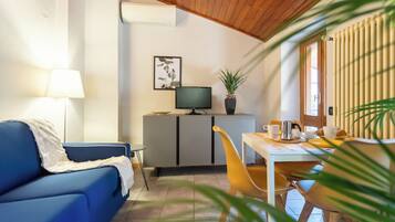 Apartemen (1 Bedroom) | Area keluarga | Televisi 32-inci dengan saluran TV digital