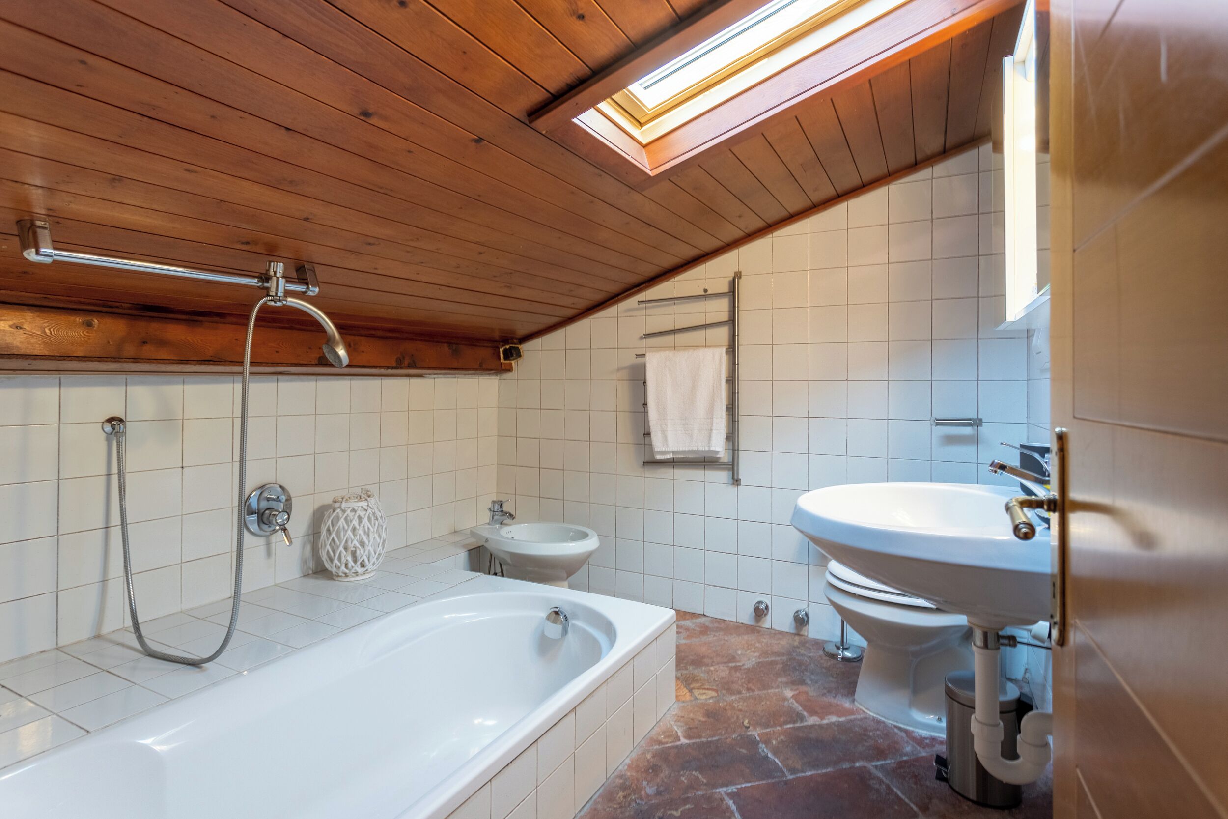 Un bagno con una vasca, un lavandino e un water.