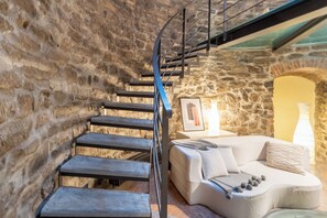 Appartement (1 Bedroom) | Coin séjour | TV connectée de 32 pouces avec chaînes numériques