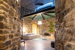 Appartement (1 Bedroom) | Coin séjour | TV connectée de 32 pouces avec chaînes numériques