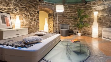 Appartement (1 Bedroom) | Coin séjour | TV connectée de 32 pouces avec chaînes numériques