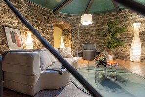 Appartement (1 Bedroom) | Coin séjour | TV connectée de 32 pouces avec chaînes numériques