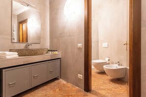 公寓 (1 Bedroom) | 浴室 | 淋浴設備、坐浴桶、毛巾、肥皂