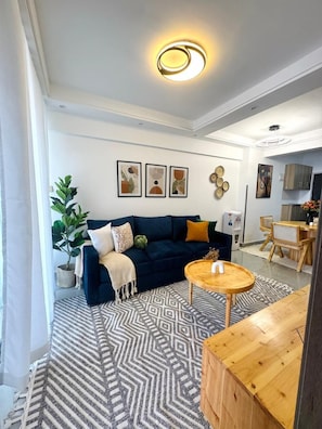Apartamento conforto, sacada, vista para a cidade | Área de estar | TV de tela plana