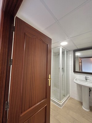 Shower, hair dryer, towels, soap - One-bedroom, two-bathroom apartment (Córdoba)