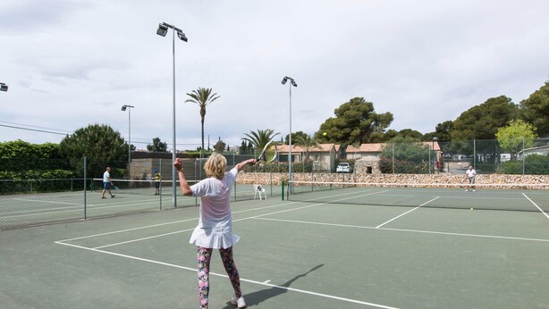 An outdoor tennis court with a net, surrounded by a fence and trees. - Good Standard Furnished Chalet on Nice Park (Castellet i la Gornal)