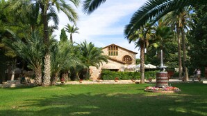 Chalet | Property grounds - Good Standard Furnished Chalet on Nice Park (Castellet i la Gornal)