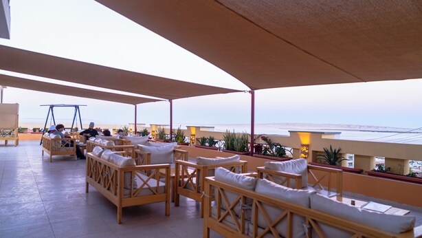 A terrace with wicker furniture and a view of the sea. - Lazur Sea & City Apartment's - El Hadaba, Hurghada - Egypt (Hurghada)