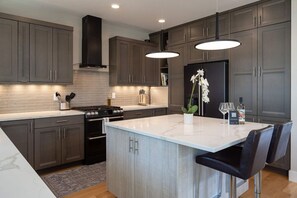 Fridge, microwave, oven, stovetop - Privacy & Luxury in the Heart of Downtown Bozeman (Bozeman)