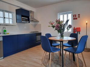 Kylskåp, mikrovågsugn, ugn och spishäll