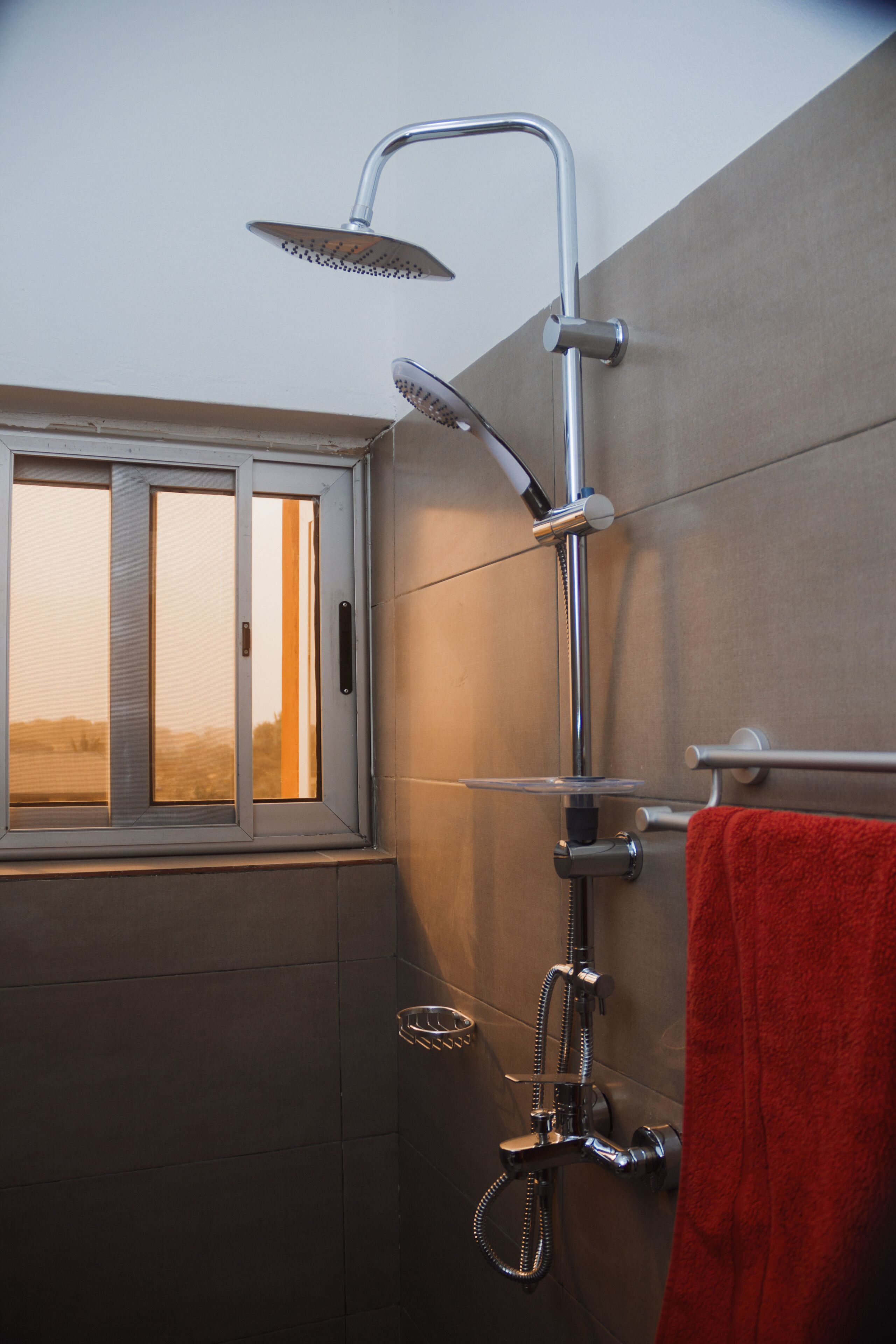 Estudio Deluxe, balcón | Baño | Ducha, zapatillas, toallas y jabón