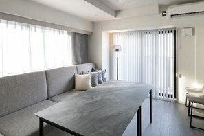 Executive Apartment, City View | Living area
