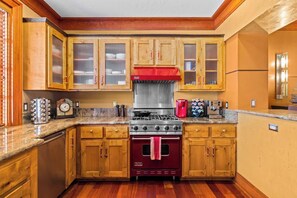 Kylskåp, mikrovågsugn, ugn och spishäll