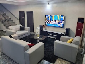 Economy-Apartment, Balkon, Stadtblick | Wohnbereich | Flachbildfernseher