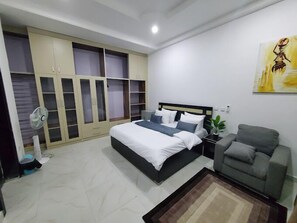 Economy-Apartment, Balkon, Stadtblick | 1 Schlafzimmer, Schreibtisch, laptopgeeigneter Arbeitsplatz