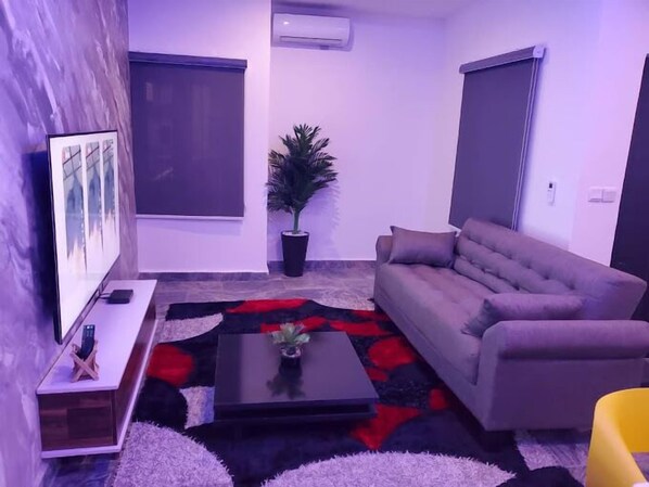 Apartament econòmic, balcó, vistes a la ciutat | Sala d'estar | Televisor de pantalla plana