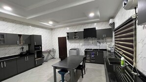 Economy Apartment, Balcony, City View | Dapur peribadi | Peti sejuk, ketuhar gelombang mikro, ketuhar, dapur 