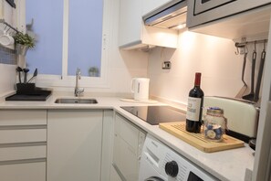 冷蔵庫、電子レンジ、食器洗い機、コーヒー / ティーメーカー