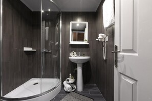 Superior Double Room with Sea View | Bathroom | Shower, towels - Nimfi Hotel (Skiathos)