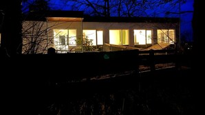 A modern house with large windows and a flat roof. - Old drawing studio in the countryside (Murnau am Staffelsee)