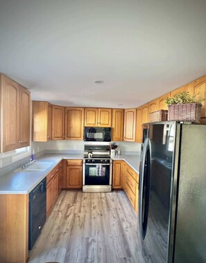 Fridge, microwave, stovetop, dishwasher - Londontowne Rancher | 3BR | Near Waterfront (Edgewater)