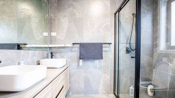 Douche, sèche-cheveux, serviettes fournies, savon