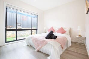 3 bedrooms, iron/ironing board, WiFi, bed sheets - Modern 3B house, pet friendly close nature reserve (Throsby)