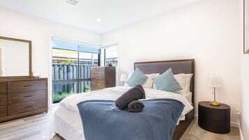 3 bedrooms, iron/ironing board, WiFi, bed sheets