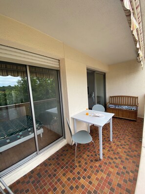 Outdoor dining - Apartement, one bedroom, facing the train station totally cosy and luxury place. (Arcachon)