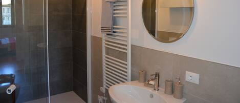 تجهيزات دش، مجففات شعر، مراحيض شطف، مناشف