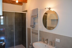 Dusche, Haartrockner, Bidet, Handtücher