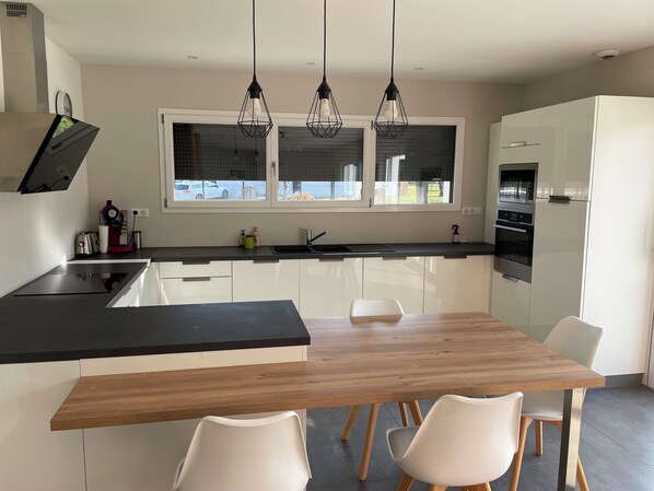 Réfrigérateur, micro-ondes, four, plaque de cuisson