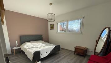 3 Schlafzimmer, Schreibtisch, Bügeleisen/Bügelbrett, Reisekinderbett