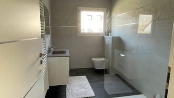 Regadera, amenidades de baño ecológicas, secadora de cabello, toallas