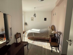 3 chambres, bureau, fer et planche à repasser, lit parapluie