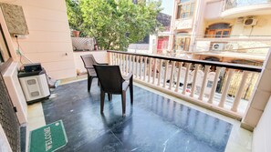 Property grounds - 3-bedroom apartment in marvelous Delhi with WiFi, AC (Delhi)