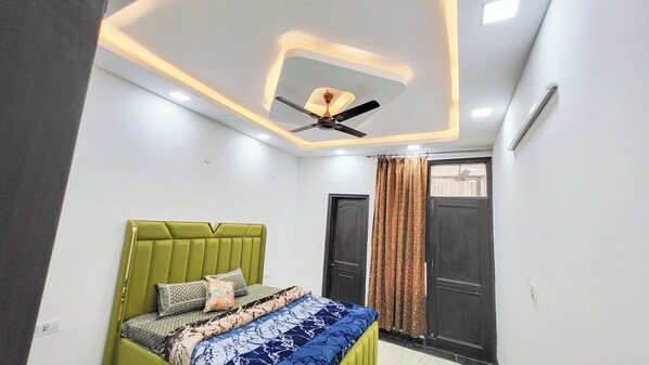 3 bedrooms, iron/ironing board, WiFi, bed sheets - 3-bedroom apartment in marvelous Delhi with WiFi, AC (Delhi)