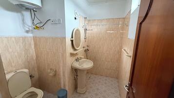 Deluxe Cottage | Bathroom | Shower, towels, toilet paper