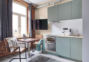 Mini-réfrigérateur, un four, surface de cuisson, bouilloire électrique