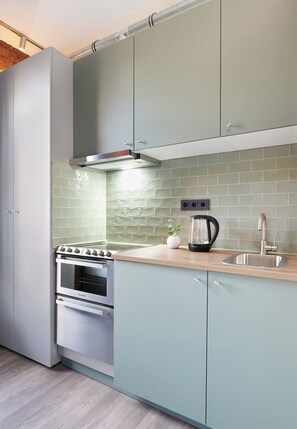 Tủ lạnh nhỏ, lò nướng, bếp nấu, lò nướng bánh mì 