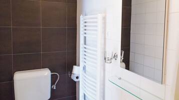 Haartrockner, Handtücher, Seife, Toilettenpapier