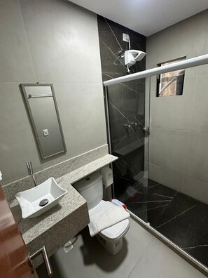 Habitació triple | Bany | Dutxa, tovalloles, sabó i paper higiènic 