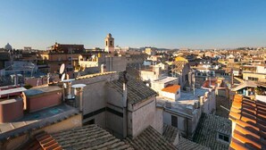 Un paysage urbain caractérisé par une tour imposante et des bâtiments denses.