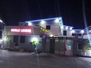 Fassade der Unterkunft – Abend/Nacht