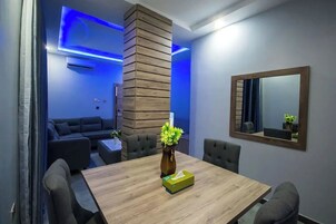 Deluxe Room, Balcony, City View | Dining room