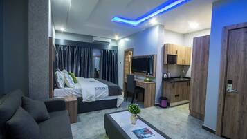 Rom – deluxe, balkong, byutsikt | Skrivebord, skrivebord for bærbar PC, blendingsgardiner og lydisolert