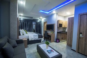 Quarto luxo, sacada, vista para a cidade | Escrivaninha, espaço de trabalho para notebook, cortinas blackout