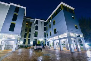Fachada da propriedade à noite