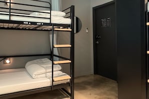 6 Beds Mixed Dormitory Room | Pimennysverhot, äänieristys, silitysrauta/-lauta, ilmainen Wi-Fi