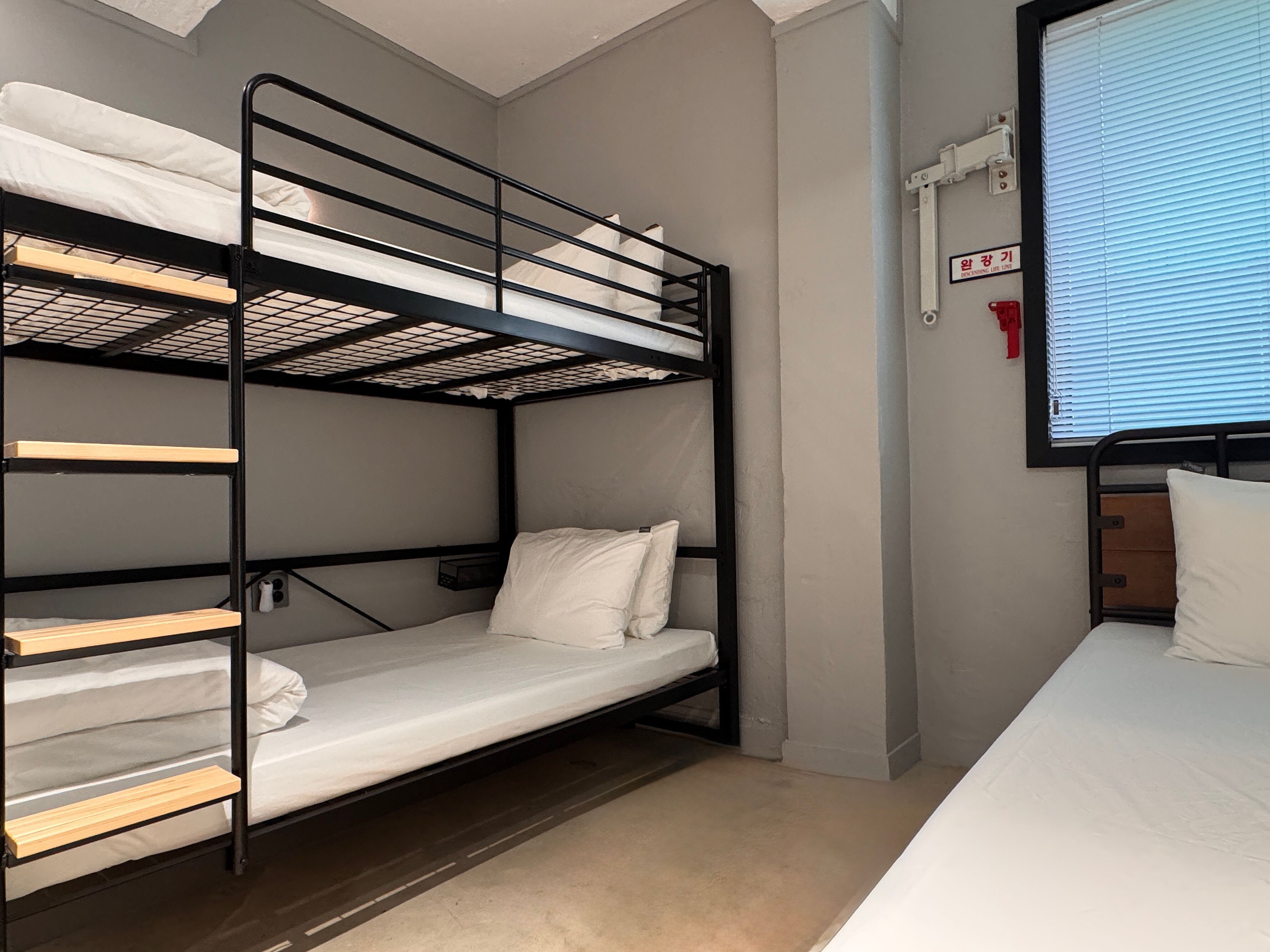 Cortinas blackout, tabla de planchar con plancha y wifi gratis 